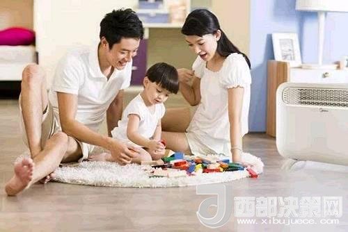 兒童時(shí)期，孩子好奇心強(qiáng)，喜歡“打破砂鍋問到底”、“探究性拆東西”、“自言自語做游戲”。這些聽似好笑，看似頑皮的言行舉止，恰恰就是孩子創(chuàng)造火花的閃現(xiàn)。心理學(xué)家鄧斯克認(rèn)為，小孩子在游戲中的“假裝”會大大促進(jìn)他們的發(fā)散思維。