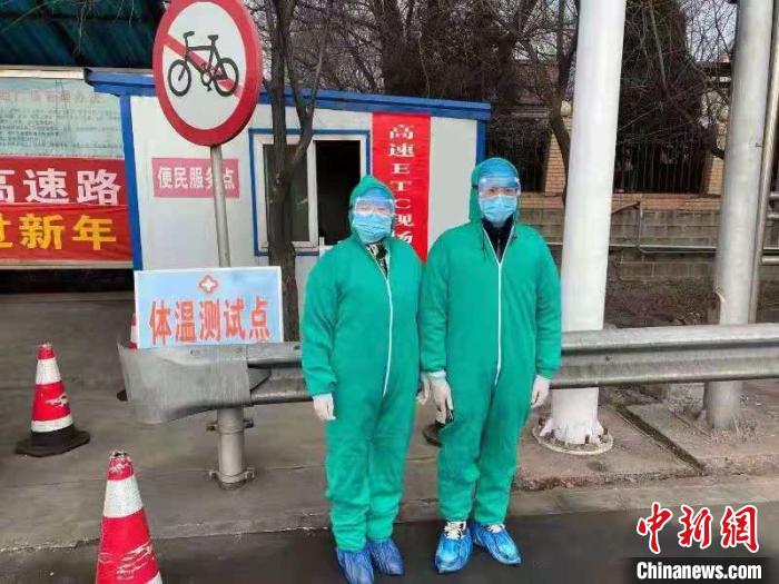 鄉(xiāng)鎮(zhèn)衛(wèi)生院和社區(qū)衛(wèi)生中心工作人員排查發(fā)熱患者?！〗樾菔嗅t(yī)療集團(tuán)供圖 攝
