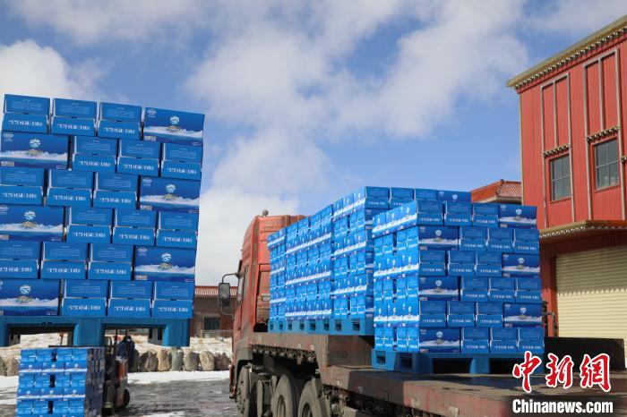 圖為當(dāng)雄的冰川礦泉水裝車，即將發(fā)往湖北。　當(dāng)雄縣 供圖 攝