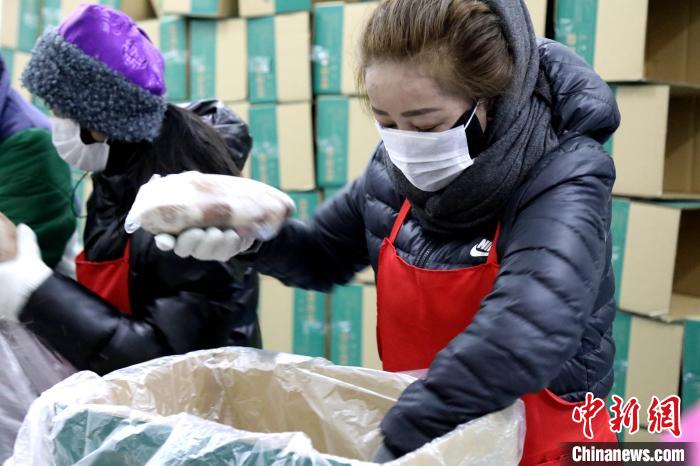 當(dāng)雄縣民眾將牦牛肉裝箱?！‘?dāng)雄縣 供圖 攝