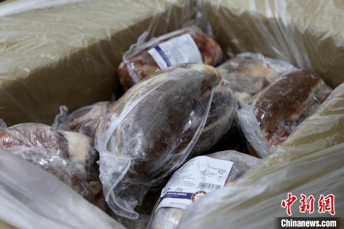 當(dāng)雄縣援鄂物資中的牦牛肉，圖中的為腱子肉，是牦牛肉中的“極品”。　當(dāng)雄縣 供圖 攝