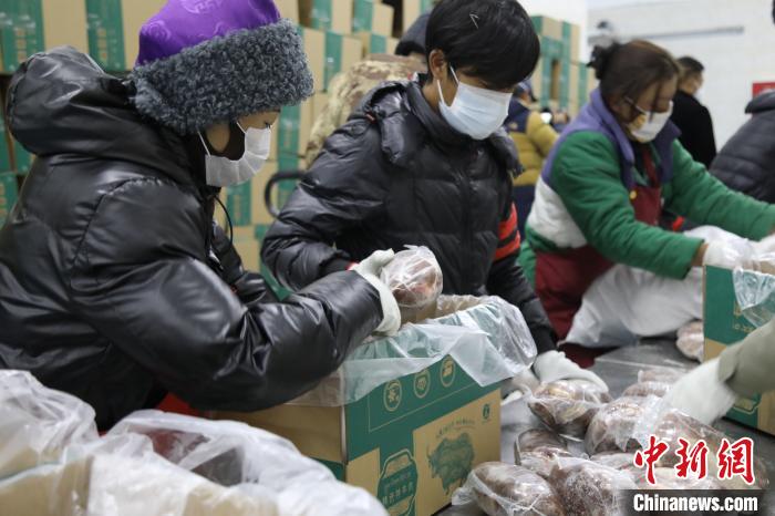 當(dāng)雄縣民眾打包當(dāng)?shù)氐奶禺a(chǎn)，“有身份證”牦牛肉?！‘?dāng)雄縣 供圖 攝