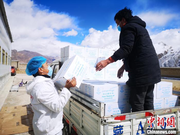 圖為工作人員搬運(yùn)物資。堆龍德慶區(qū)宣傳部供圖
