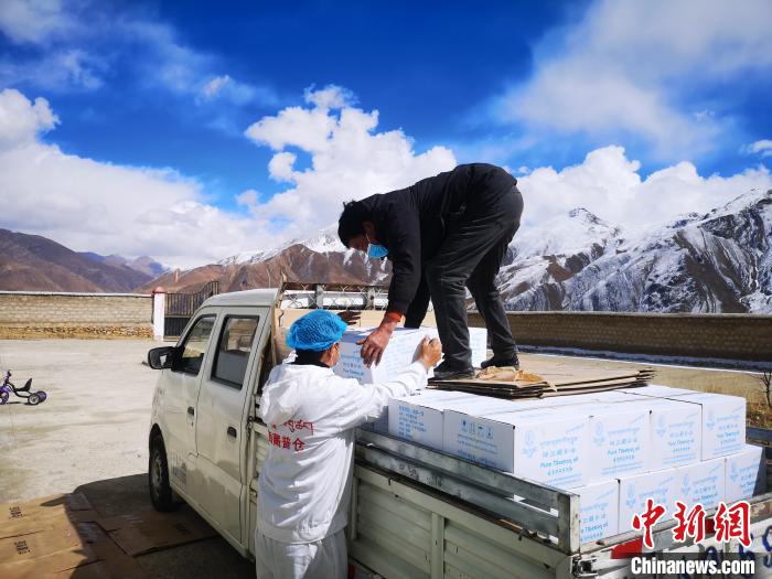 圖為工作人員搬運(yùn)物資。堆龍德慶區(qū)宣傳部供圖