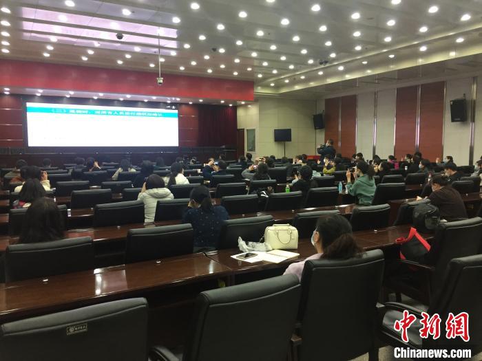 山西選派554名疫情防控指導員駐校指導高三年級開學疫情防控?！「呷鸱?攝