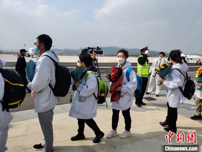 圖為交警向醫(yī)療隊敬禮?！№n帥南 攝