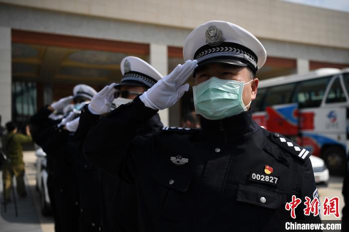 圖為交警們向醫(yī)療隊敬禮?！】灯?攝