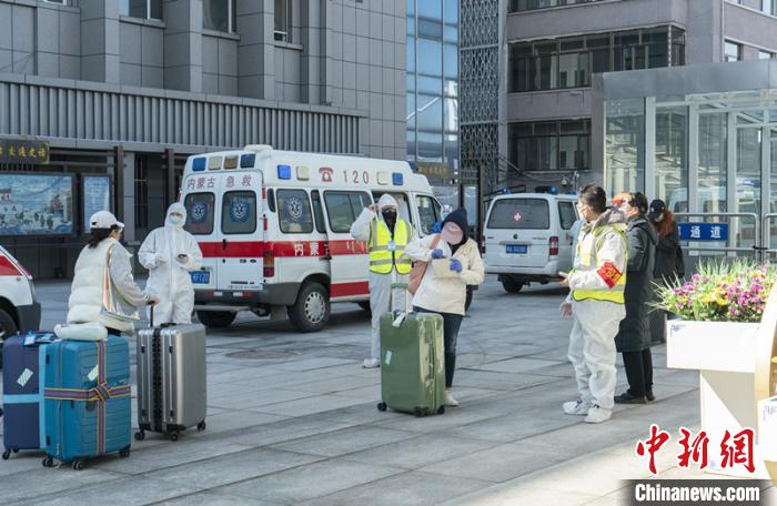 圖為呼和浩特車站“外防輸入”?！∠牧?攝