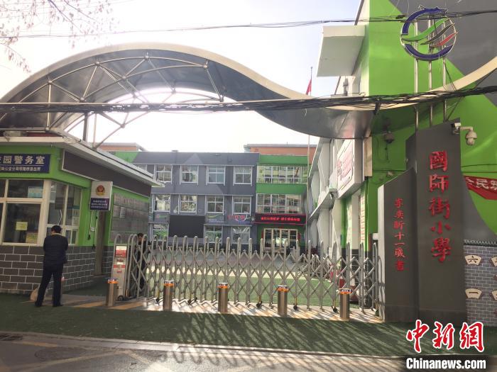 校門口設(shè)置臨時等候區(qū)，區(qū)域四周5米為禁行區(qū)?！「呷鸱?攝