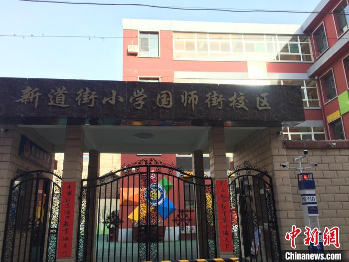 返校學生要到指定校門口報到，入校時需佩戴口罩，并進行身份核驗、實名登記、體溫檢測。　高瑞峰 攝