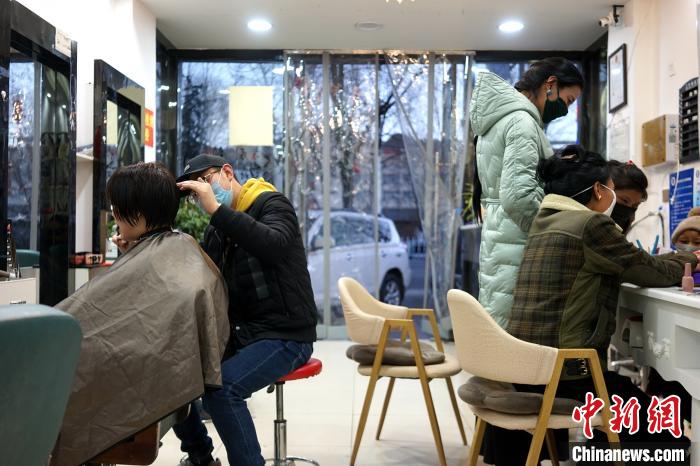 拉薩市民在一美發(fā)店理發(fā)、美甲?！〗w波 攝