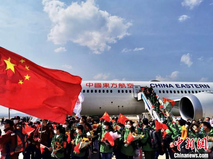 圖為醫(yī)療隊(duì)員抵達(dá)昆明長水機(jī)場(chǎng) 王浩帆 攝