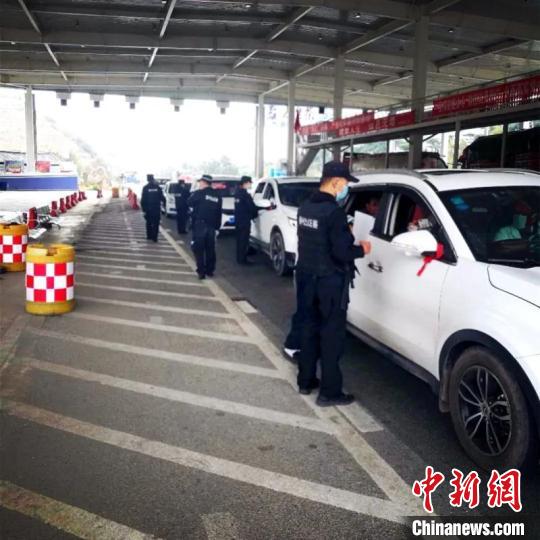 圖為云南一邊境檢查站防控疫情同時嚴(yán)防境外毒品滲透。　云南省公安廳供圖 攝