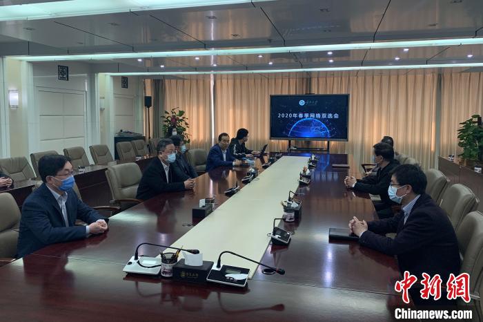 寧夏大學(xué)2020年春季首場(chǎng)綜合類“網(wǎng)絡(luò)雙選會(huì)”現(xiàn)場(chǎng)?！±钆迳?攝
