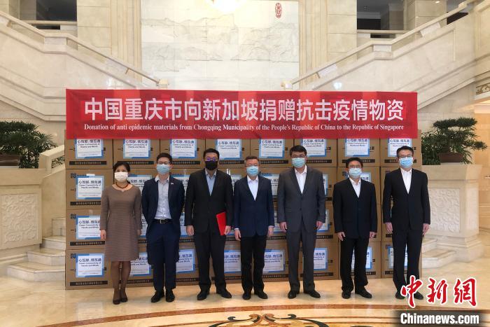 圖為捐贈(zèng)方與接收方代表合影留念。　劉相琳 攝