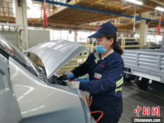 在滿足國外市場供應的同時，成功汽車也緊盯國內(nèi)市場，拓渠道保銷量?！「唢w 攝