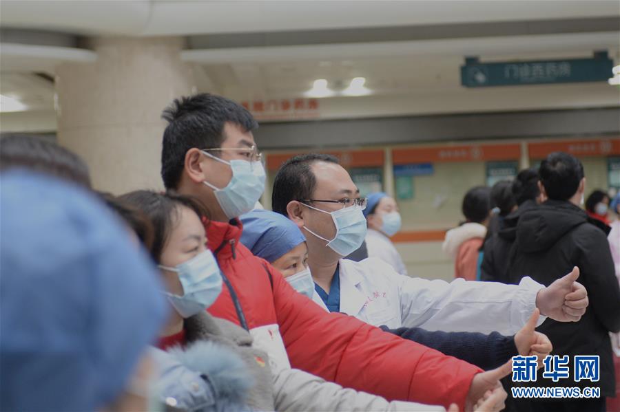 （新華全媒頭條·圖文互動(dòng)）（5）“始終把人民群眾生命安全和身體健康放在第一位”——中國(guó)抗疫彰顯“生命至上、人民至上”理念