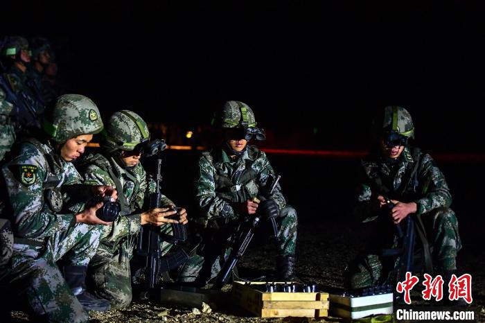 戰(zhàn)士正在補充彈藥。　蒲津 攝