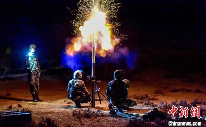 演練中偵察兵在夜間利用迫擊炮摧毀敵輕型裝甲?！」鶘|東 攝