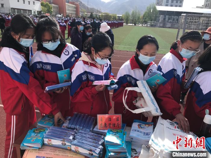 圖為西藏自治區(qū)應(yīng)急管理廳在學(xué)校開展安全生產(chǎn)宣傳(資料圖)。西藏自治區(qū)應(yīng)急管理廳 供圖