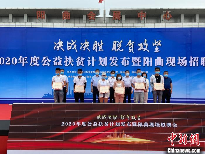 在現(xiàn)場，綠地集團與困難就業(yè)群體就業(yè)代表簽署勞務合同，并為首批6名就業(yè)代表頒發(fā)上崗證書。　屈麗霞 攝