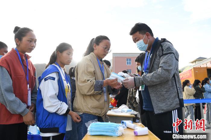 7月7日，考生在拉薩三高考點外領(lǐng)取口罩?！『闻罾?攝
