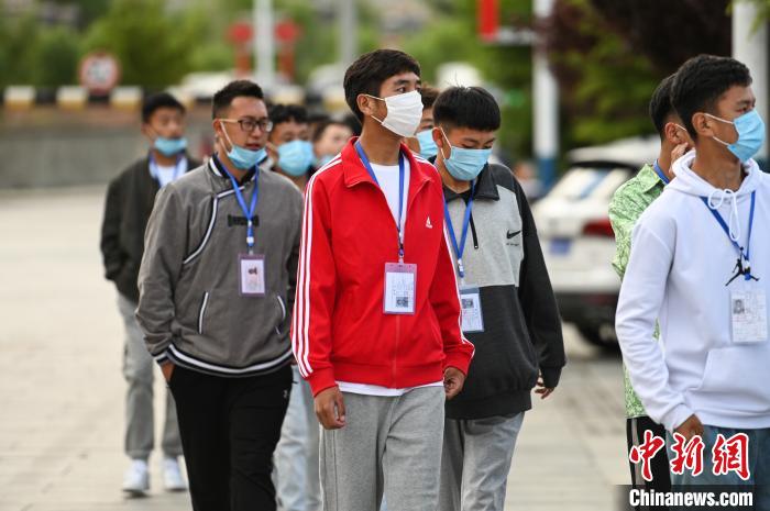 7月7日，考生在拉薩三高考點外有序排隊，等待進入考場?！『闻罾?攝