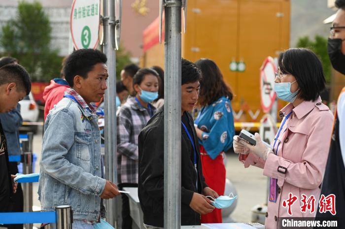 7月7日，考生在拉薩三高考點外進行身份證件核驗?！『闻罾?攝