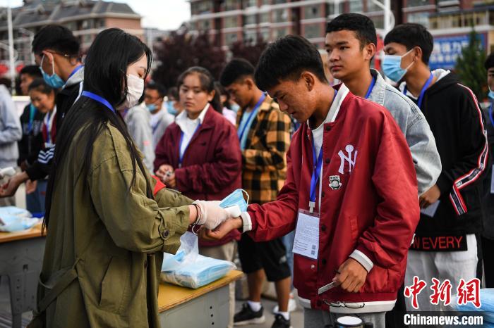 7月7日，考生在拉薩三高考點外測量體溫?！『闻罾?攝