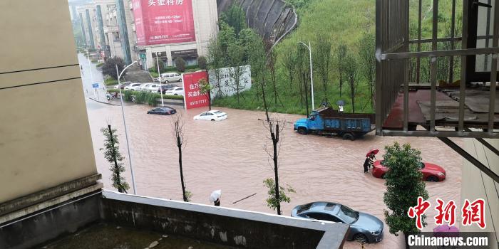 圖為重慶萬州城區(qū)積水嚴(yán)重?！≈貞c萬州區(qū)委宣傳部供圖 攝