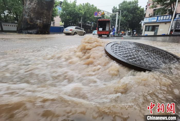圖為重慶萬州城區(qū)積水嚴(yán)重?！≈貞c萬州區(qū)委宣傳部供圖 攝