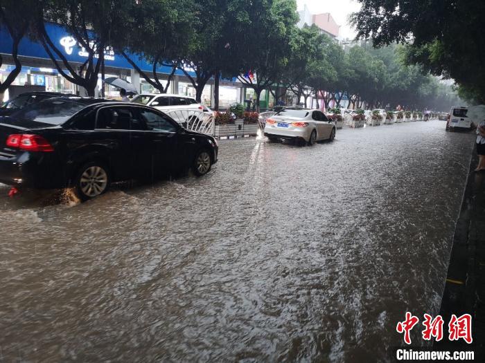 圖為重慶萬州城區(qū)積水嚴(yán)重?！≈貞c萬州區(qū)委宣傳部供圖 攝