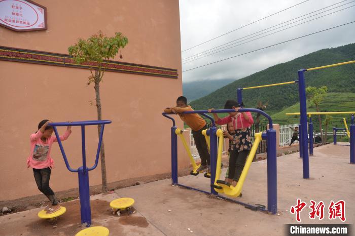 甲甲溝村里玩耍的孩子?！埨?攝