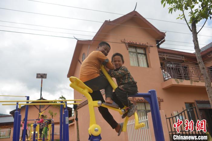 甲甲溝村里玩耍的孩子?！埨?攝