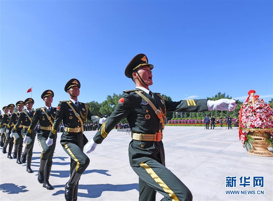 (社會)(2)紀念中國人民抗日戰(zhàn)爭暨世界反法西斯戰(zhàn)爭勝利75周年向抗戰(zhàn)烈士敬獻花籃儀式在京舉行