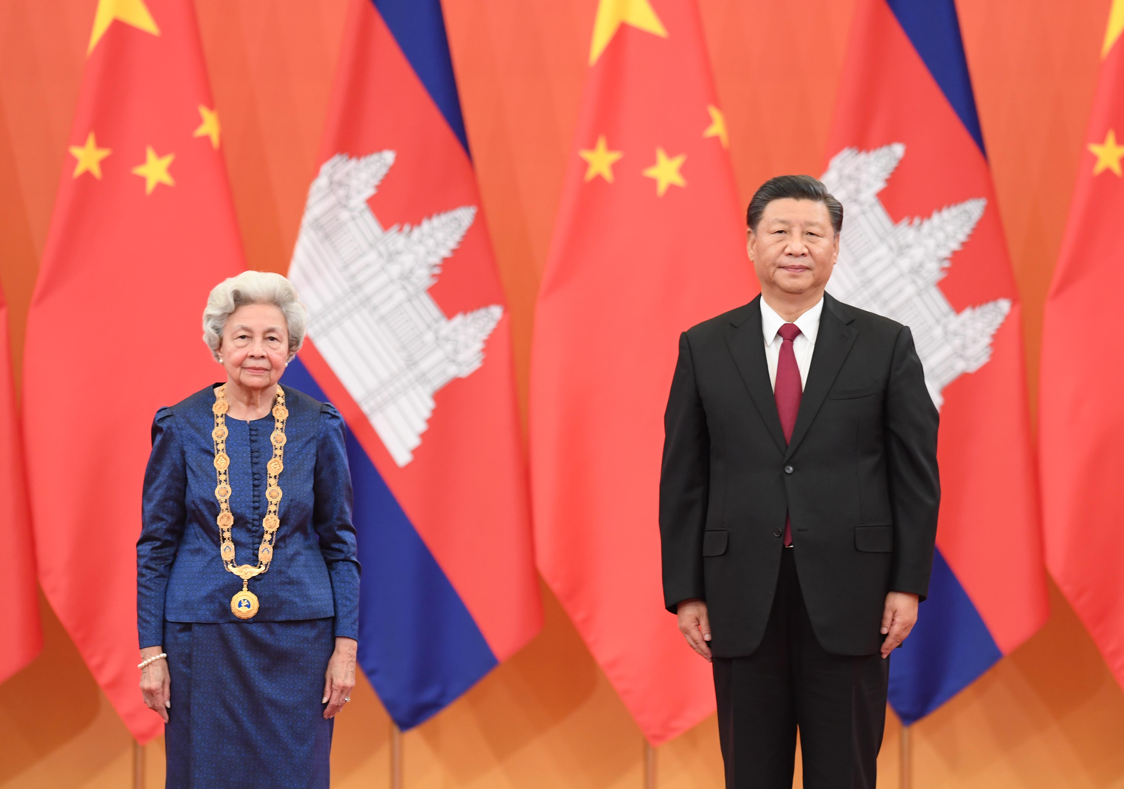 11月6日，國家主席習(xí)近平在北京人民大會堂為柬埔寨太后莫尼列舉行中華人民共和國“友誼勛章”頒授儀式。