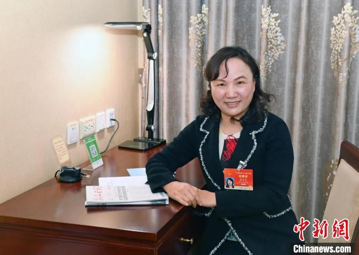 全國人大代表，浙江省臺州市椒江區(qū)大陳實驗學校校長、黨支部書記翁麗芬 蔡榮章 攝
