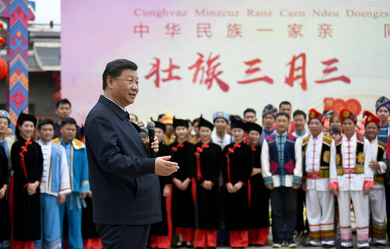 2021年4月27日，習(xí)近平總書記在南寧市廣西民族博物館外，同參加三月三“歌圩節(jié)”民族文化活動(dòng)的各族群眾親切交流。