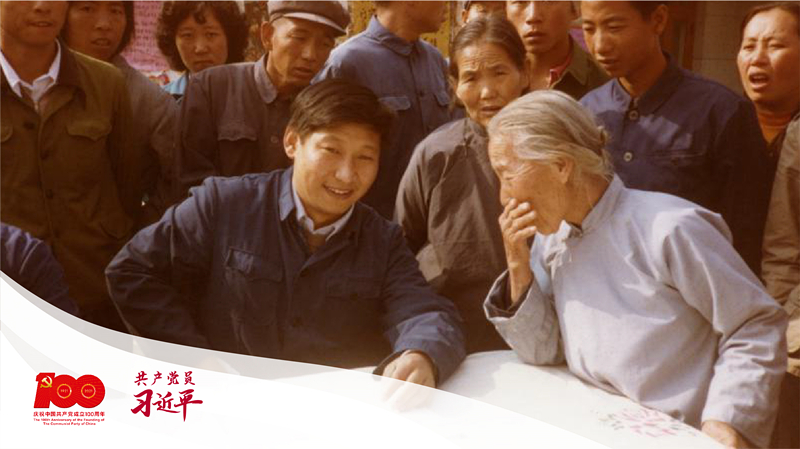 1983年，時(shí)任河北正定縣委書記習(xí)近平在大街上聽取來訪群眾的意見。
