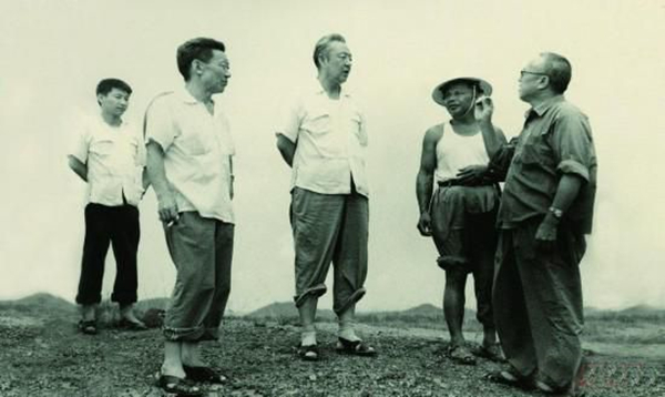 1978年8月，習(xí)仲勛（左三）在廣東惠陽農(nóng)村調(diào)研。習(xí)近平（左一）利用暑期時(shí)間參加社會(huì)實(shí)踐，隨同父親一起下鄉(xiāng)。