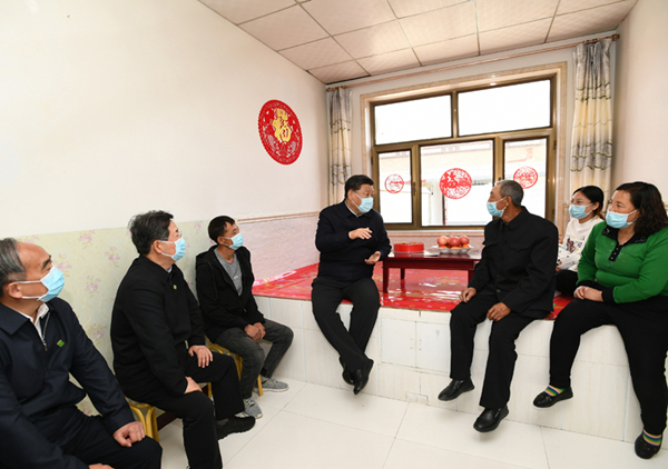 2020年5月11日，習(xí)近平在山西省大同市云州區(qū)西坪鎮(zhèn)坊城新村，同搬遷戶白高山一家人坐在炕沿兒上拉家常。