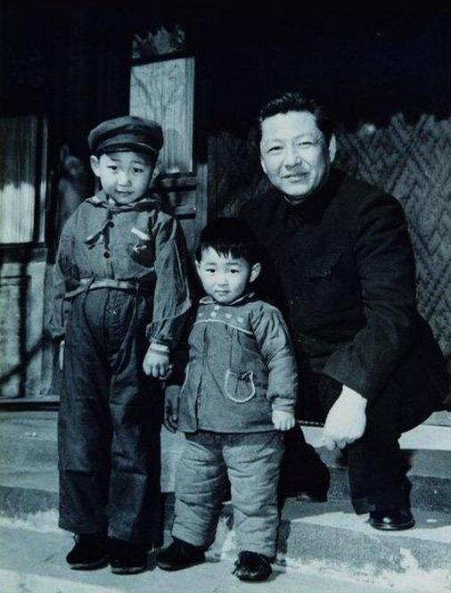 1958年，習(xí)仲勛與兒子習(xí)近平、習(xí)遠(yuǎn)平在一起。