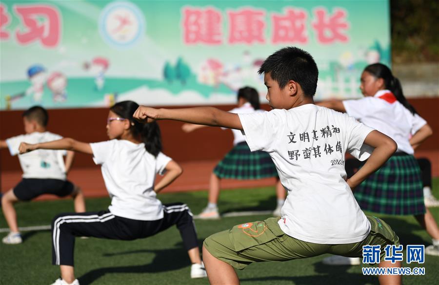 （習(xí)近平的小康故事·圖文互動）（3）“文明其精神，野蠻其體魄”——習(xí)近平同少年兒童的故事