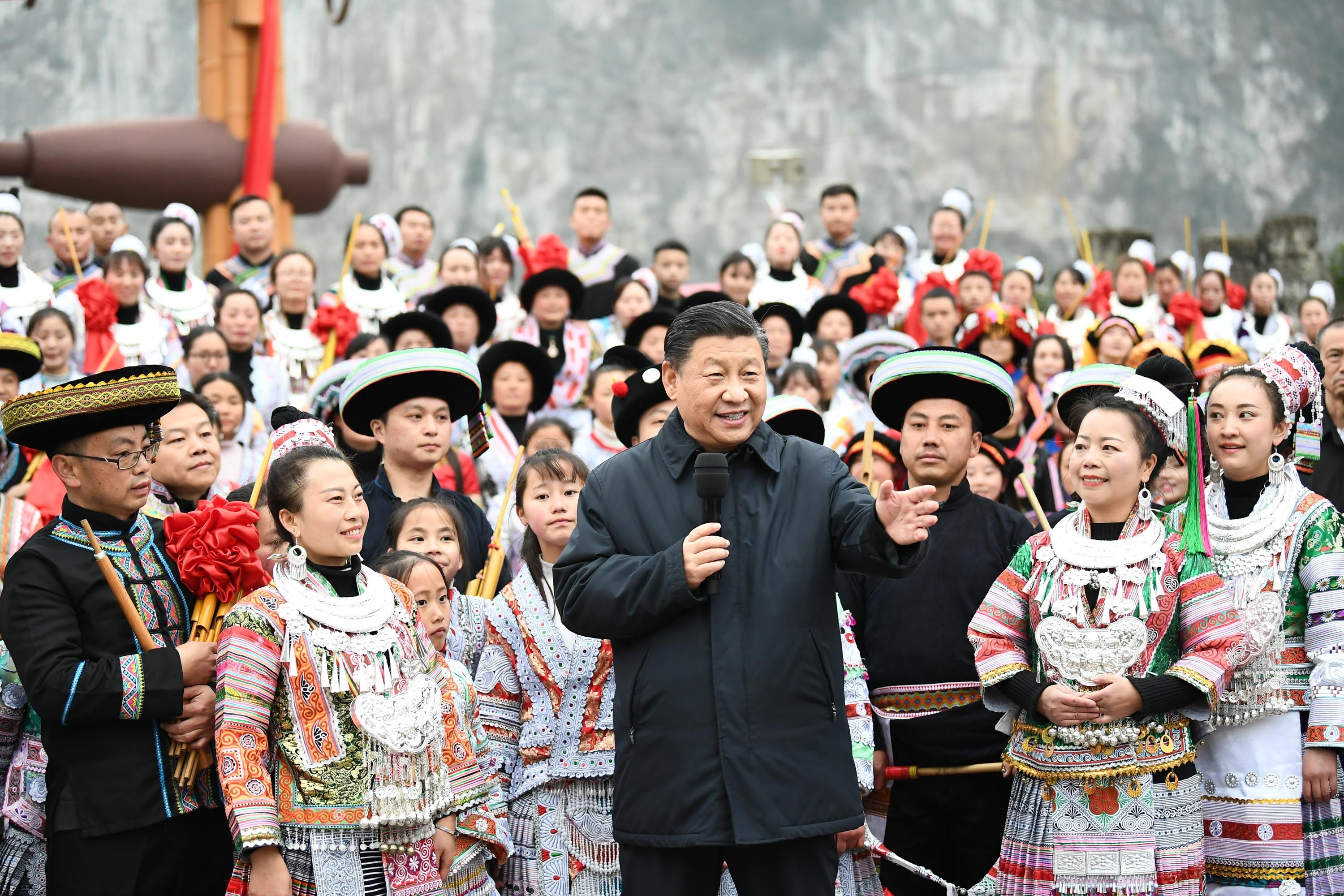 2021年2月3日，習近平總書記在畢節(jié)市黔西縣新仁苗族鄉(xiāng)化屋村文化廣場上，向全國各族人民、港澳臺同胞和海外僑胞拜年。