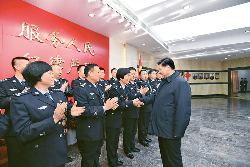 2019年2月1日，習(xí)近平總書記在北京看望慰問基層干部群眾，考察北京冬奧會(huì)、冬殘奧會(huì)籌辦工作。這是1日上午，習(xí)近平在北京市公安局，同公安英模和干警代表一一握手，向全國廣大公安干警致以新春祝福。
