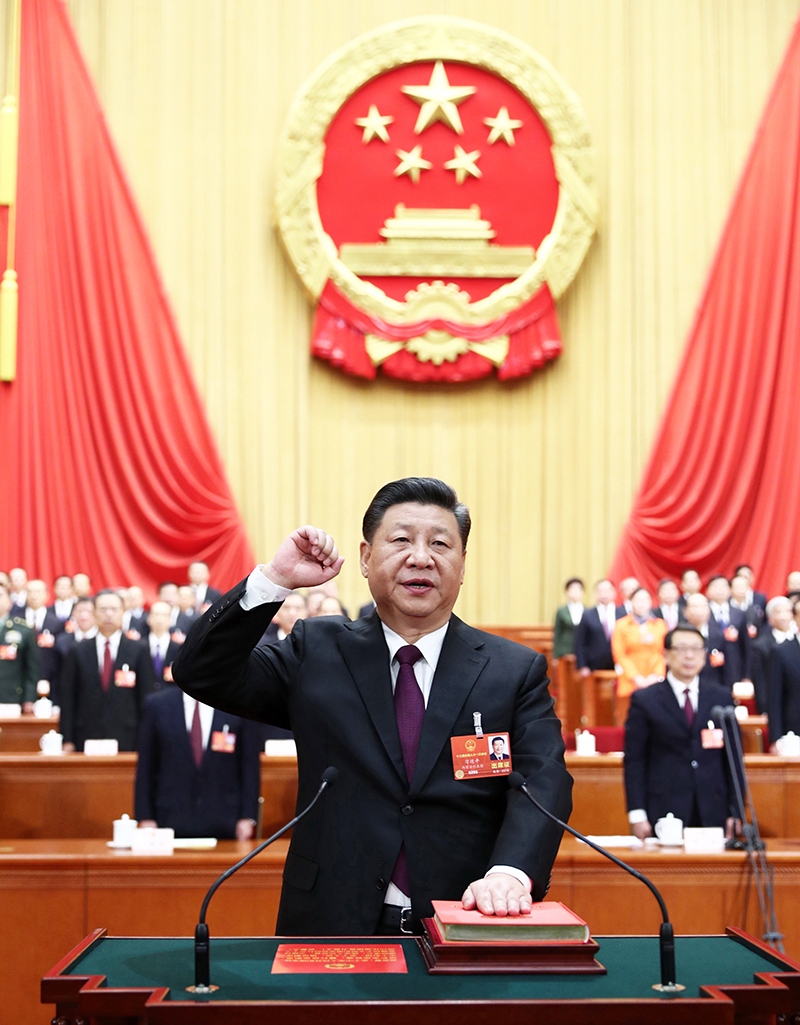2018年3月17日，十三屆全國人大一次會(huì)議在北京人民大會(huì)堂舉行第五次全體會(huì)議。這是習(xí)近平進(jìn)行憲法宣誓。
