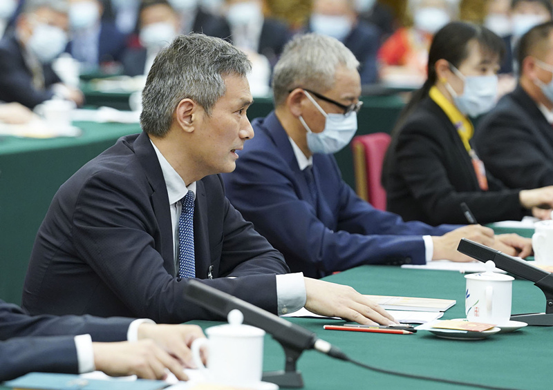 2020年5月24日，全國人大代表羅杰（左一）參加湖北代表團的審議并發(fā)言。