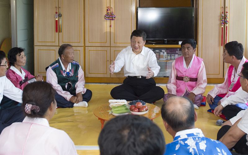 2015年7月16日，習(xí)近平在吉林省延邊朝鮮族自治州和龍市東城鎮(zhèn)光東村農(nóng)戶家中同村民們親切交談。