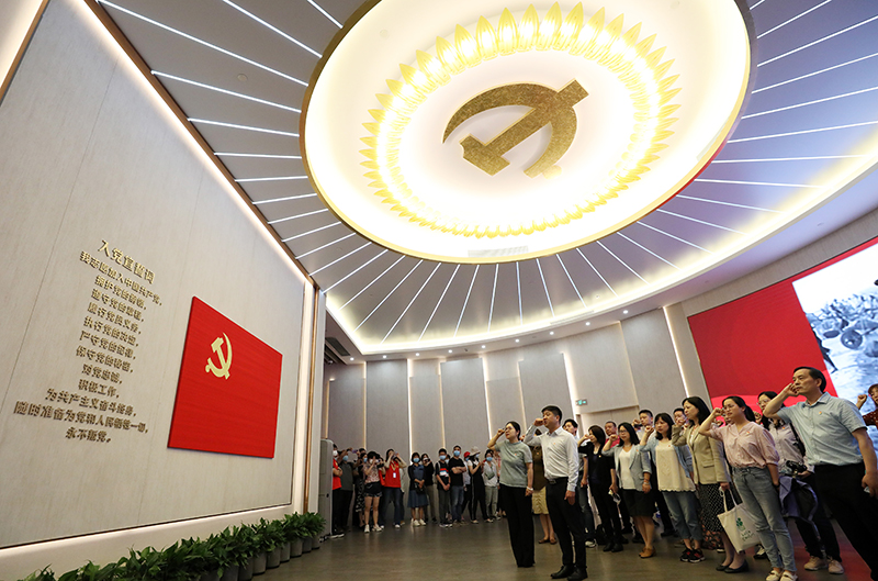 2021年6月3日，黨員在上海中共一大紀(jì)念館重溫入黨誓詞。